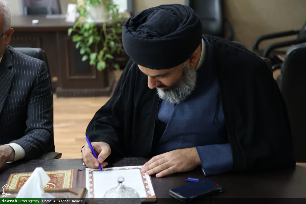 تفاهم‌نامه همکاری مدیریت حوزه علمیه استان و دانشگاه آزاد اسلامی یزد امضاء ‌شد+تصاویر