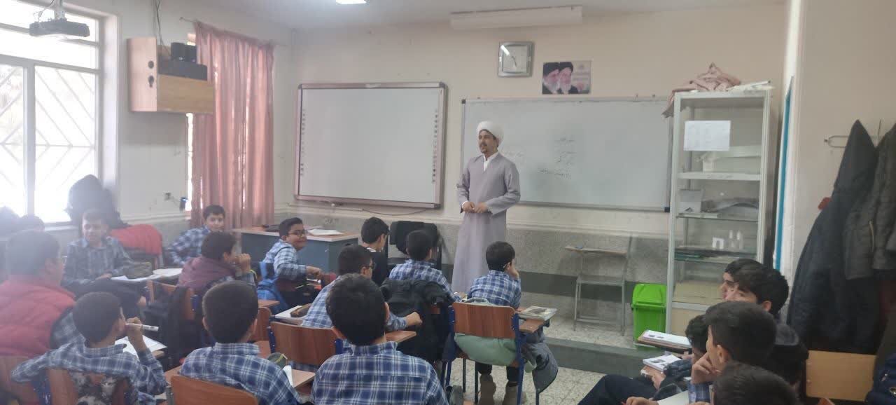 حضور طلاب گروه تبلیغی جهادی راهیان ملکوت در کلاس‌های مدارس ناحیه یک کرمان و برگزاری نشست‌های تربیتی.