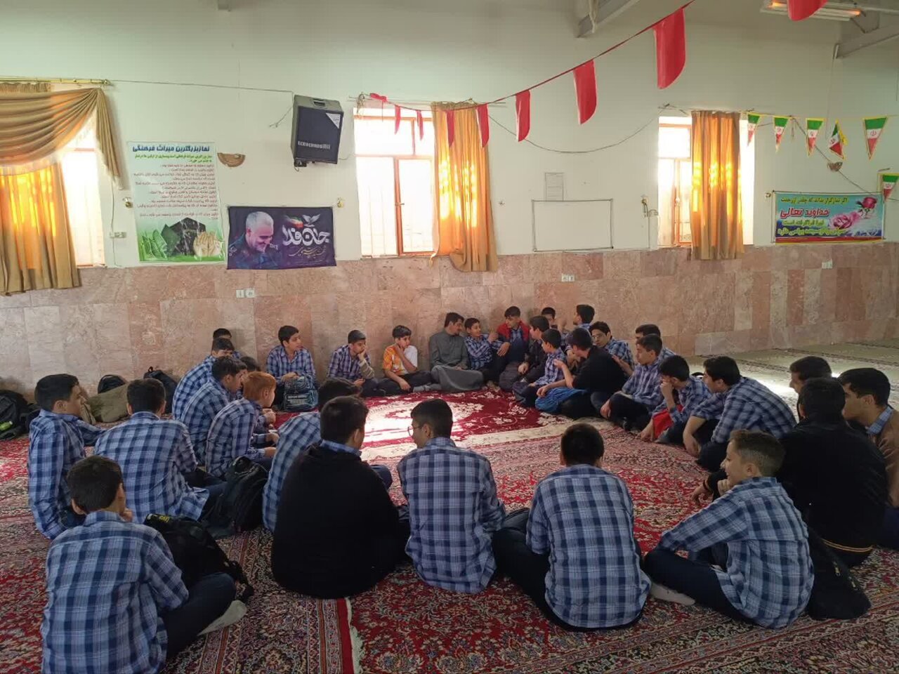 حضور طلاب گروه تبلیغی جهادی راهیان ملکوت در کلاس‌های مدارس ناحیه یک کرمان و برگزاری نشست‌های تربیتی.