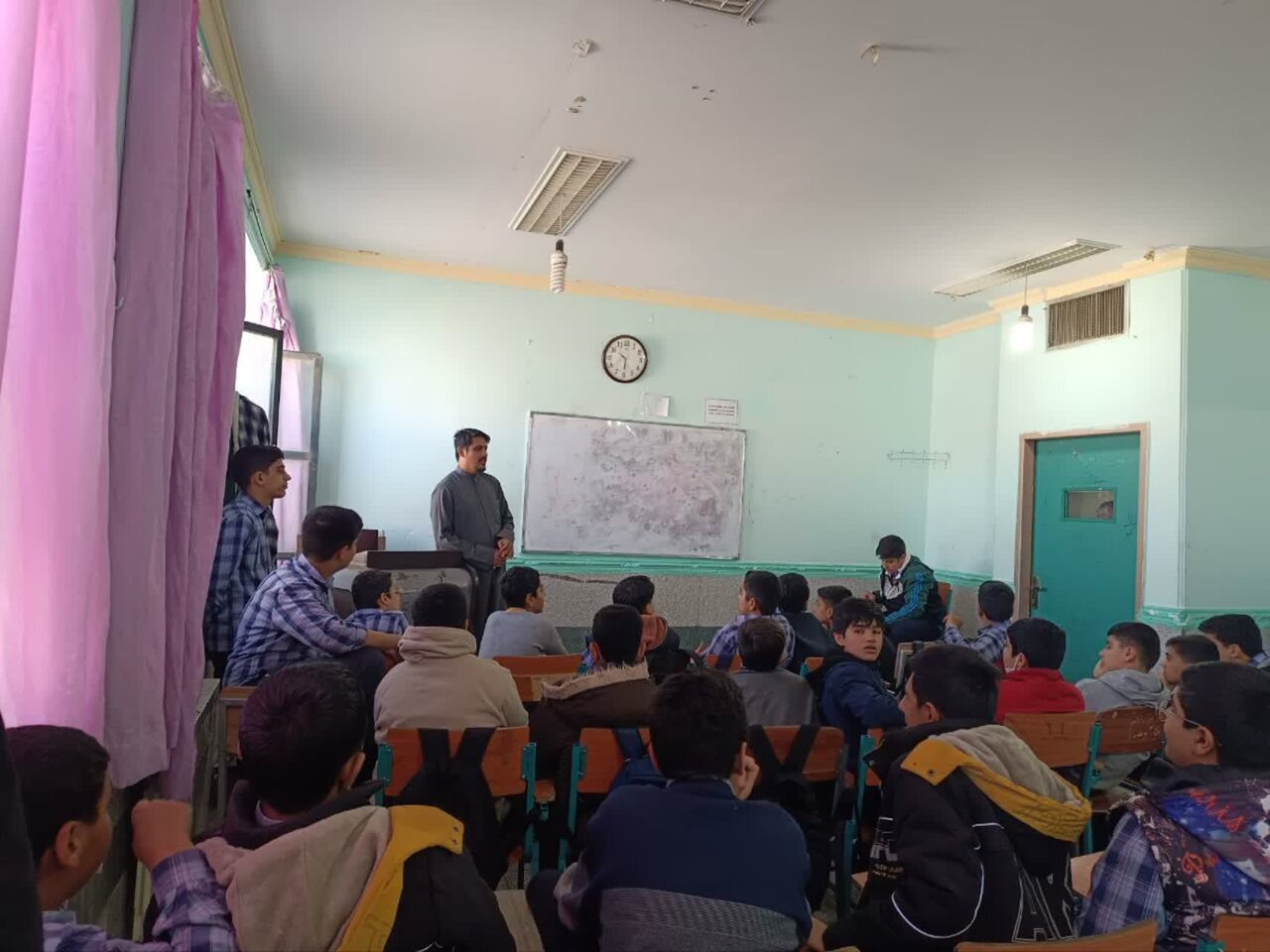 حضور طلاب گروه تبلیغی جهادی راهیان ملکوت در کلاس‌های مدارس ناحیه یک کرمان و برگزاری نشست‌های تربیتی.