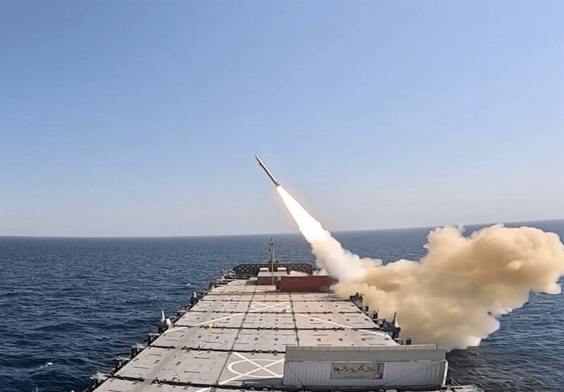 سمندر میں نئی طاقت کی انٹری — ایران کا 1000 کلومیٹر تک مار کرنے والا جدید جنگی جہاز