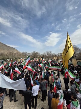 اجتماع دانشجویان دانشگاه صنعتی اصفهان در پاسداشت پرچم جمهوری اسلامی + فیلم