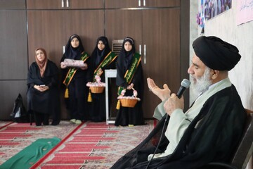 تصاویر/ حضور صمیمی امام جمعه اهواز در جمع دانش آموزان دبیرستان شاهد عفاف