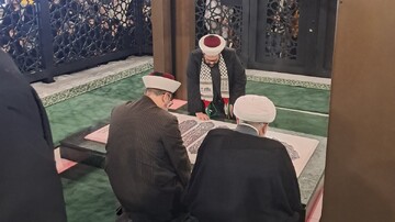 هیئتی از تجمع علمای مسلمان در سالگرد "غروب آفتاب" بر سر مزار شهید نصرالله حضور یافت