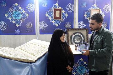 قرآنی که طی ۲۳ سال با سوزن دوخته شد / روایت خلق اثری کم‌نظیر با دستان ۲۰۰۰ هنرجو
