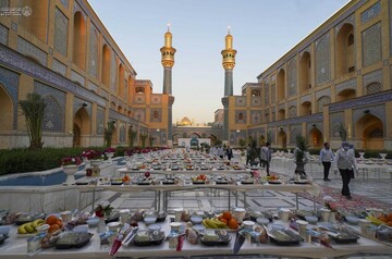 برپایی سفره‌های افطار روزانه و هفتگی برای زائران در صحن مطهر علوی در ماه رمضان + تصاویر