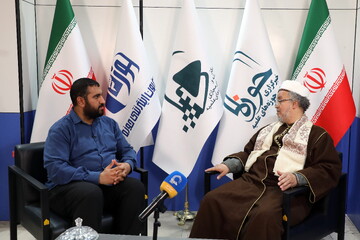 تصاویری از حضور مهمانان در غرفه خبرگزاری حوزه در سی و سومین نمایشگاه بین المللی قرآن کریم