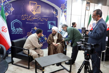 بازدید حجت الاسلام‌والمسلمین حاج‌علی‌اکبری از غرفه خبرگزاری حوزه در نمایشگاه قرآن
