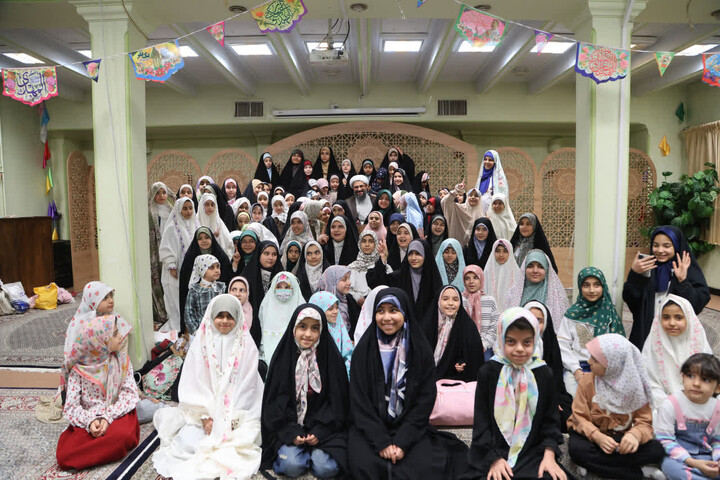 تصاویر / حضور امام جمعه همدان در جمع دختران روزه اولی‌ در مدرسه علمیه الزهرا(س)