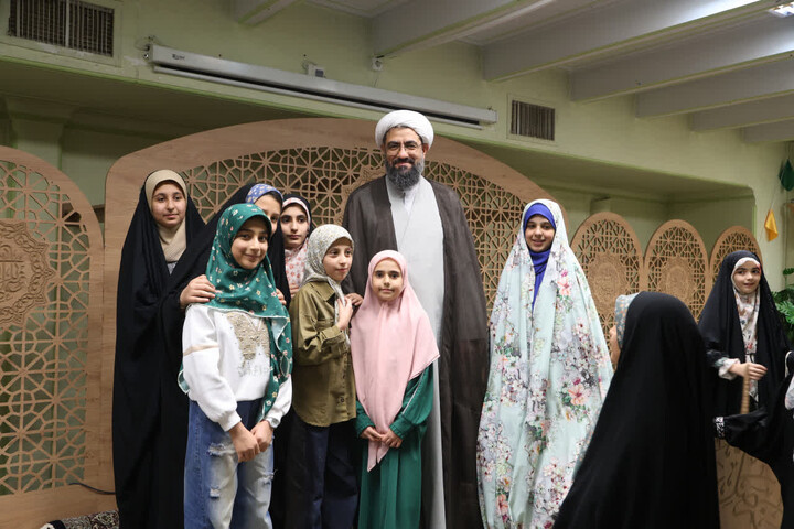 تصاویر / حضور امام جمعه همدان در جمع دختران روزه اولی‌ در مدرسه علمیه الزهرا(س)