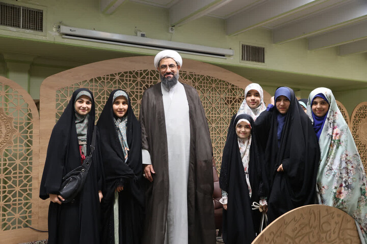 تصاویر / حضور امام جمعه همدان در جمع دختران روزه اولی‌ در مدرسه علمیه الزهرا(س)