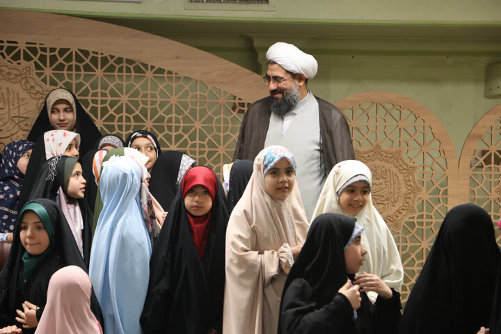 تصاویر / حضور امام جمعه همدان در جمع دختران روزه اولی‌ در مدرسه علمیه الزهرا(س)