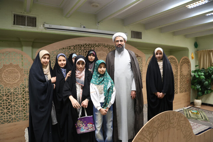 تصاویر / حضور امام جمعه همدان در جمع دختران روزه اولی‌ در مدرسه علمیه الزهرا(س)