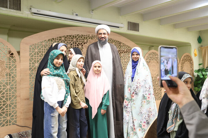 تصاویر / حضور امام جمعه همدان در جمع دختران روزه اولی‌ در مدرسه علمیه الزهرا(س)