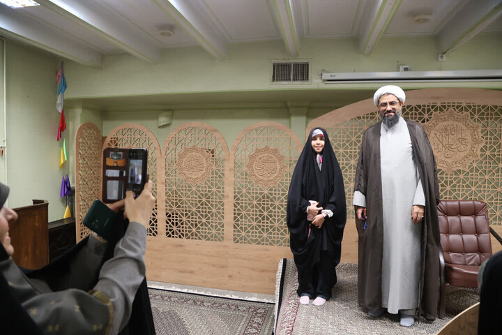 تصاویر / حضور امام جمعه همدان در جمع دختران روزه اولی‌ در مدرسه علمیه الزهرا(س)