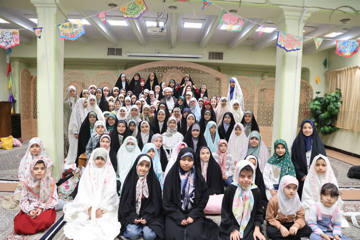 تصاویر / حضور امام جمعه همدان در جمع دختران روزه اولی‌ در مدرسه علمیه الزهرا(س)