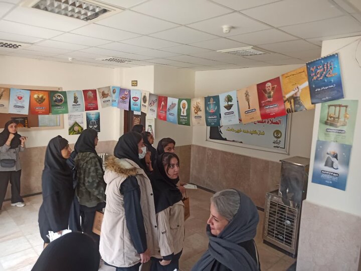 نمایشگاه پوسترهای زندگی با آیه‌ها در شهرستان کامیاران برپا شد