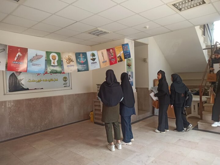 نمایشگاه پوسترهای زندگی با آیه‌ها در شهرستان کامیاران برپا شد