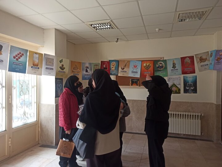 نمایشگاه پوسترهای زندگی با آیه‌ها در شهرستان کامیاران برپا شد
