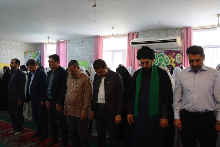 حضور صمیمی امام جمعه اهواز در جمع دانش آموزان دبیرستان شاهد عفاف