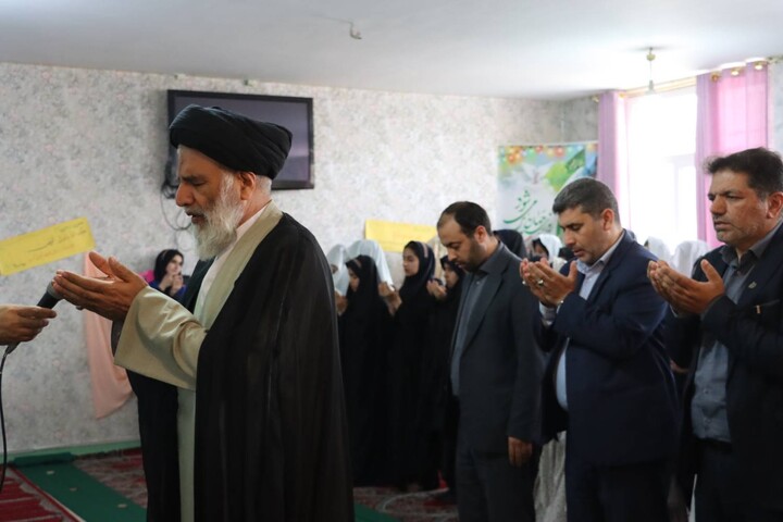 حضور صمیمی امام جمعه اهواز در جمع دانش آموزان دبیرستان شاهد عفاف