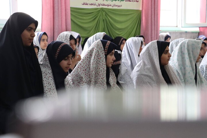 حضور صمیمی امام جمعه اهواز در جمع دانش آموزان دبیرستان شاهد عفاف