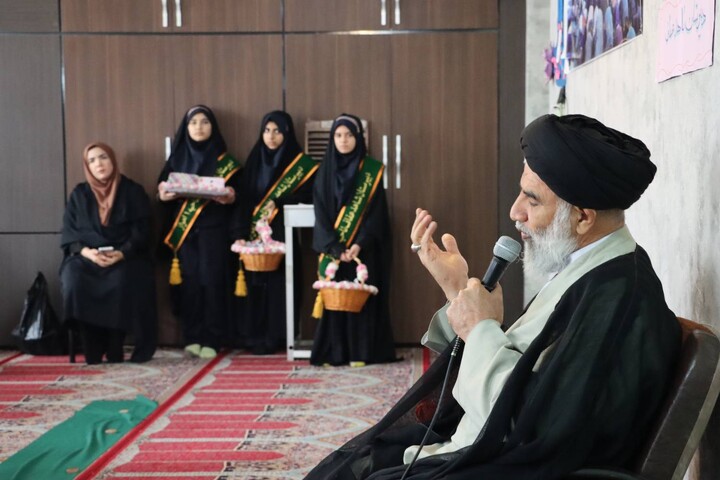 حضور صمیمی امام جمعه اهواز در جمع دانش آموزان دبیرستان شاهد عفاف