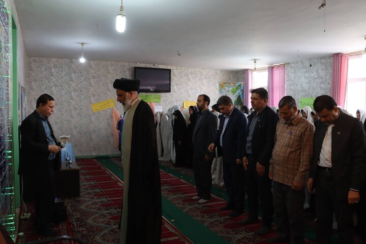 حضور صمیمی امام جمعه اهواز در جمع دانش آموزان دبیرستان شاهد عفاف