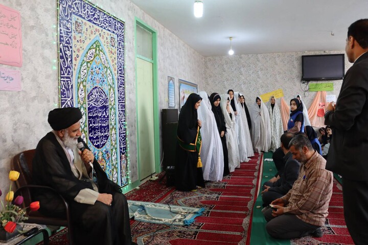 حضور صمیمی امام جمعه اهواز در جمع دانش آموزان دبیرستان شاهد عفاف