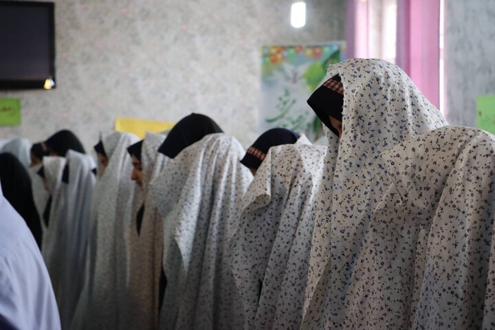 حضور صمیمی امام جمعه اهواز در جمع دانش آموزان دبیرستان شاهد عفاف