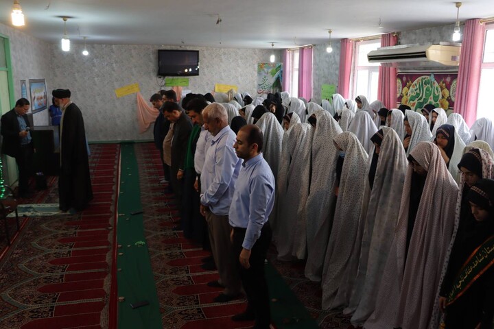 حضور صمیمی امام جمعه اهواز در جمع دانش آموزان دبیرستان شاهد عفاف