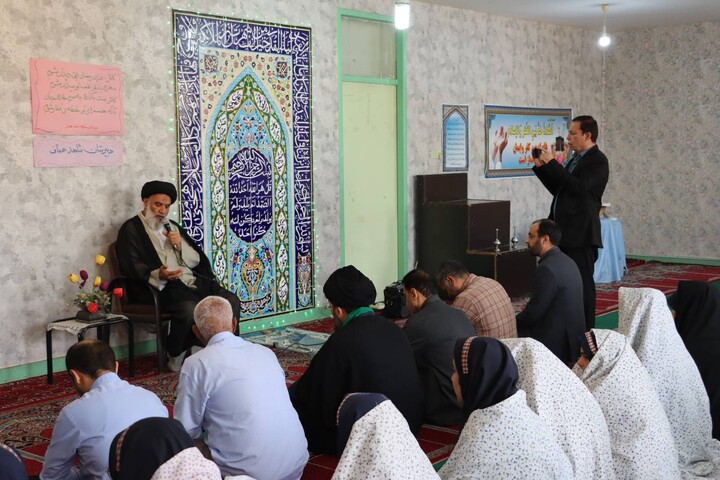 حضور صمیمی امام جمعه اهواز در جمع دانش آموزان دبیرستان شاهد عفاف