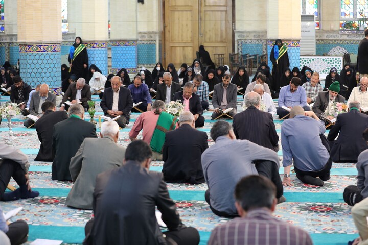 تصاویر/ آیین ترتیل خوانی قرآن کریم در امامزاده سید جعفر(ع) محمد استان یزد