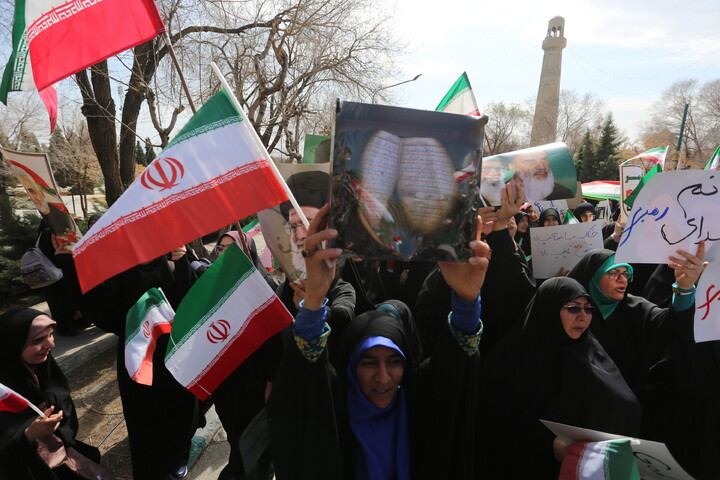 تصاویر / تجمع دانشجویان دانشگاه صنعتی اصفهان درمحکومیت جنایات پلید آمریکا و اسرائیل