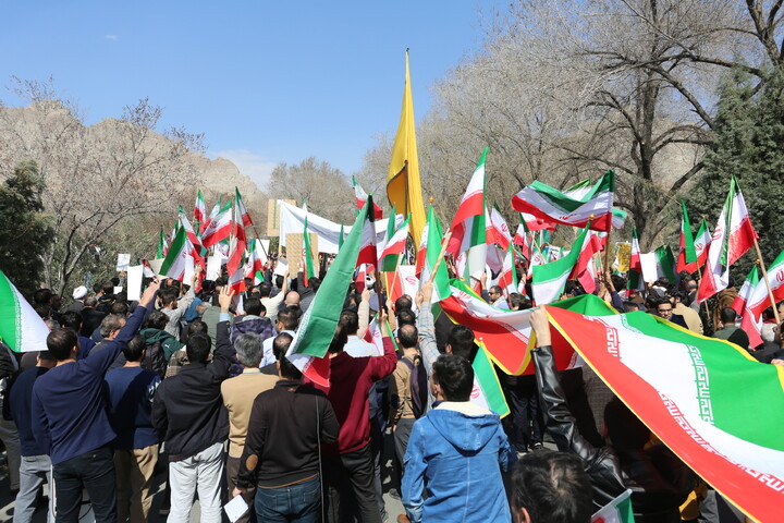 تصاویر / تجمع دانشجویان دانشگاه صنعتی اصفهان درمحکومیت جنایات پلید آمریکا و اسرائیل