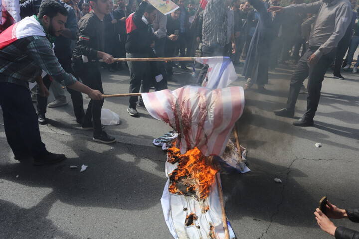 تصاویر / تجمع دانشجویان دانشگاه صنعتی اصفهان درمحکومیت جنایات پلید آمریکا و اسرائیل