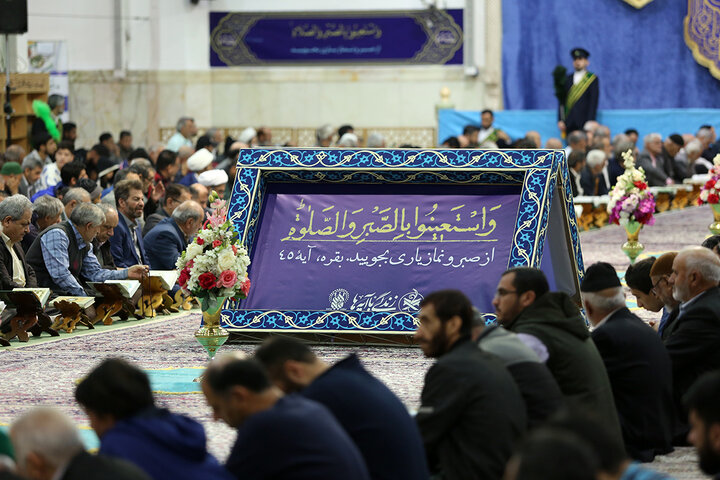 نصب آیات طرح «زندگی با آیه‌ها» در صحن‌ها و شبستان‌های حرم حضرت معصومه (س)