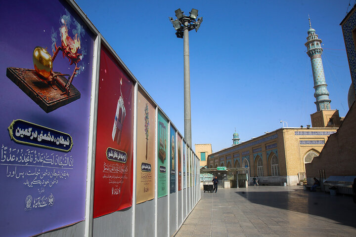 نصب آیات طرح «زندگی با آیه‌ها» در صحن‌ها و شبستان‌های حرم حضرت معصومه (س)