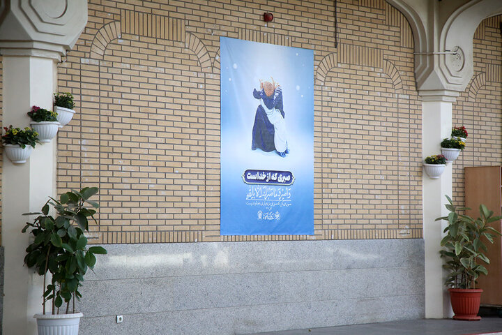 نصب آیات طرح «زندگی با آیه‌ها» در صحن‌ها و شبستان‌های حرم حضرت معصومه (س)