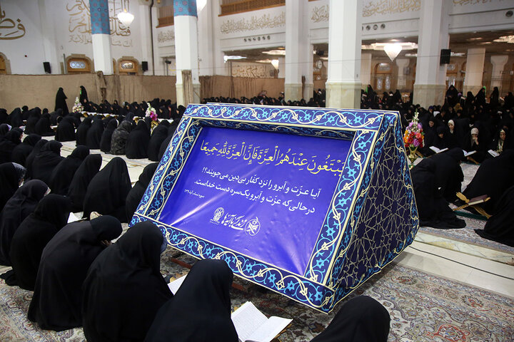 نصب آیات طرح «زندگی با آیه‌ها» در صحن‌ها و شبستان‌های حرم حضرت معصومه (س)