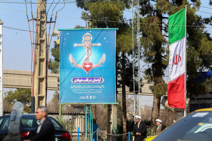 نصب آیات طرح «زندگی با آیه‌ها» در صحن‌ها و شبستان‌های حرم حضرت معصومه (س)