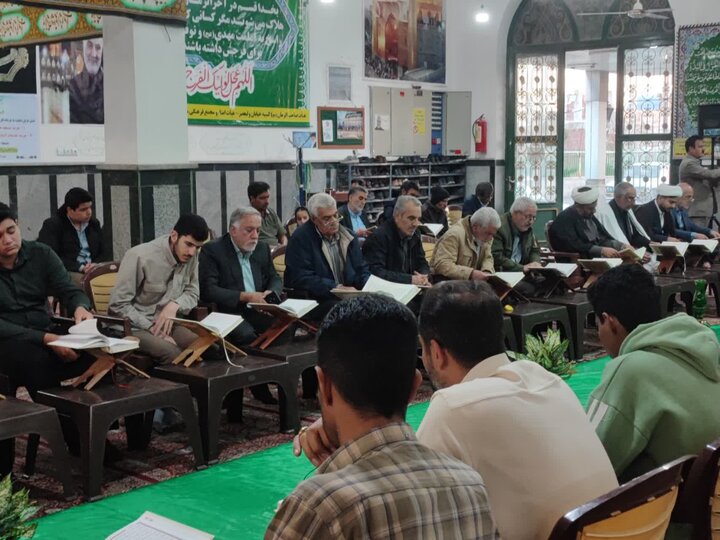برگزاری مراسم جزءخوانی قرآن کریم با حضور طلاب در مسجد قدمگاه زرند