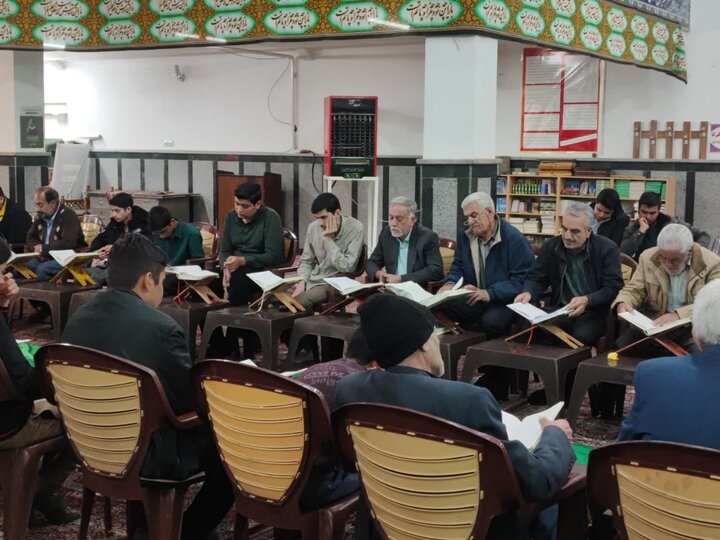 برگزاری مراسم جزءخوانی قرآن کریم با حضور طلاب در مسجد قدمگاه زرند