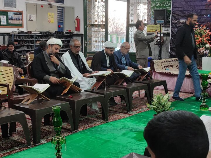 برگزاری مراسم جزءخوانی قرآن کریم با حضور طلاب در مسجد قدمگاه زرند