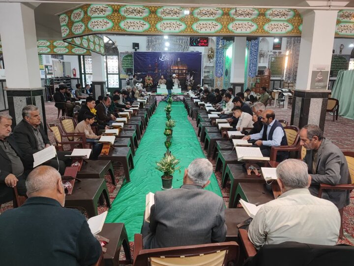 برگزاری مراسم جزءخوانی قرآن کریم با حضور طلاب در مسجد قدمگاه زرند