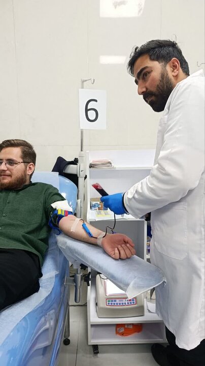 تصاویر/طلاب مدرسه علمیه امام خمینی(ره) خمین پیشگام در ترویج فرهنگ اهدای خون