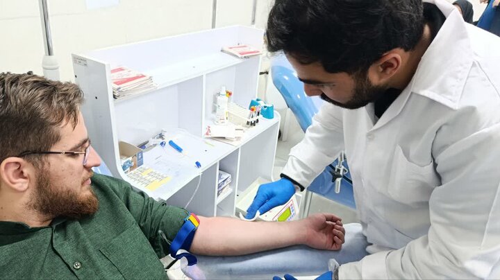 تصاویر/طلاب مدرسه علمیه امام خمینی(ره) خمین پیشگام در ترویج فرهنگ اهدای خون