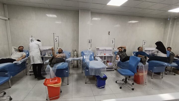 تصاویر/طلاب مدرسه علمیه امام خمینی(ره) خمین پیشگام در ترویج فرهنگ اهدای خون