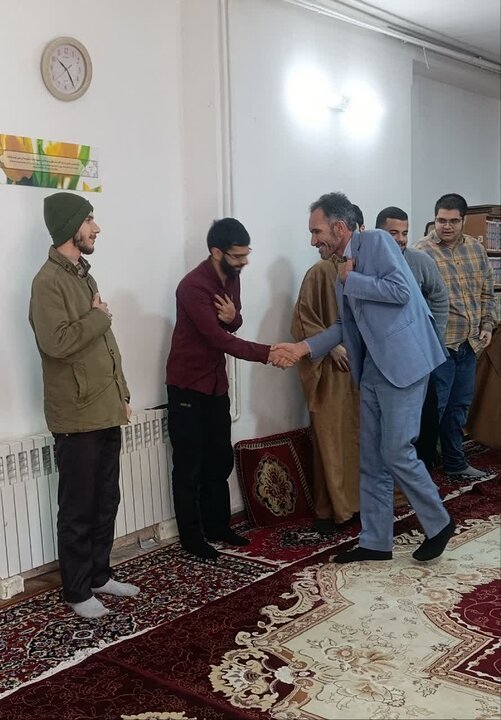 تصاویر/ دیدار نماینده مردم خمین در مجلس با مدیر و طلاب مدرسه علمیه امام خمینی شهرستان خمین