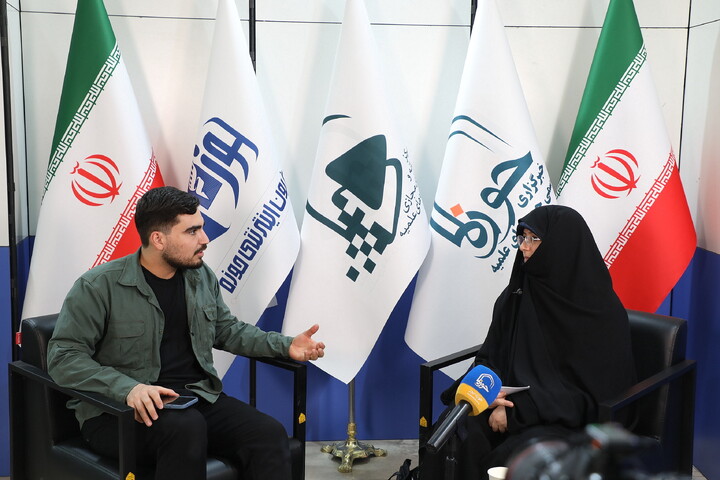 تصاویری از حضور مهمانان در غرفه خبرگزاری حوزه در سی و سومین نمایشگاه بین المللی قرآن کریم